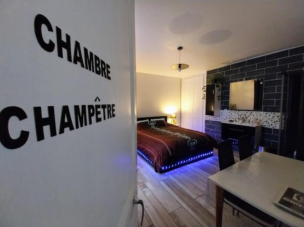 Au Pays D'Angeline Hotel La Pacaudiere Room photo